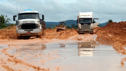 Pará cria força-tarefa para tirar caminhões de atoleiro na BR-163