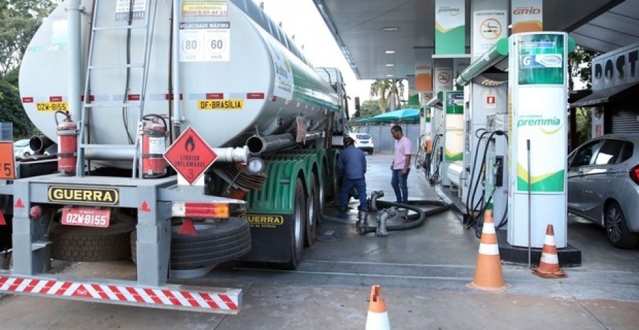 GASOLINA PODERÁ SER COMPRADA A PREÇOS SEM IMPOSTOS EM ALGUMAS CIDADES (FOTO: MARCELLO CASAL JR/AGÊNCIA BRASIL)