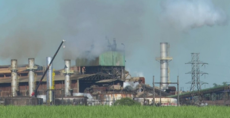 Usina em Sertãozinho, SP, na região de Ribeirão Preto, produz álcool 70 para ser doado a seis estados — Foto: Reprodução/EPTV