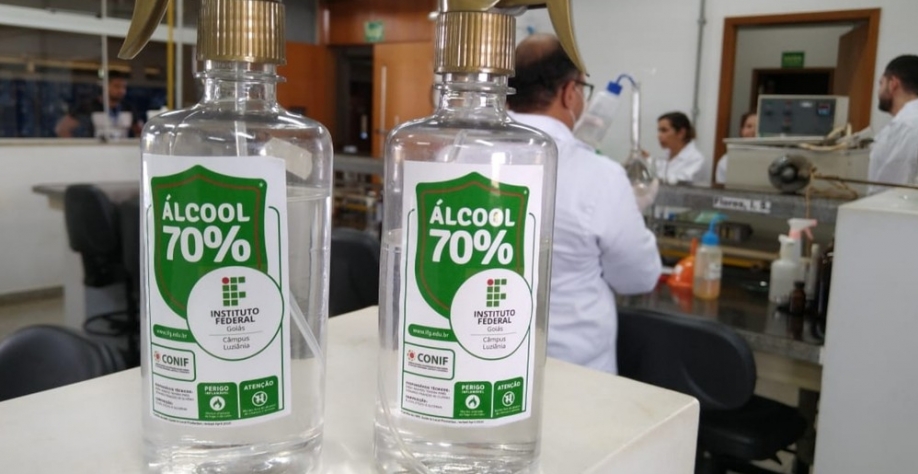 Álcool 70% produzido por alunos e professores do IFG, em Luziânia, Goiás — Foto: Reprodução/TV Anhanguera