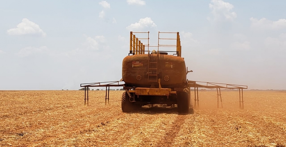 Vinhaça, subproduto do processamento da cana-de-açúcar rico em cloreto de potássio, é aplicada em plantação da BP Bunge Bioenergia, (Foto: Divulgação)