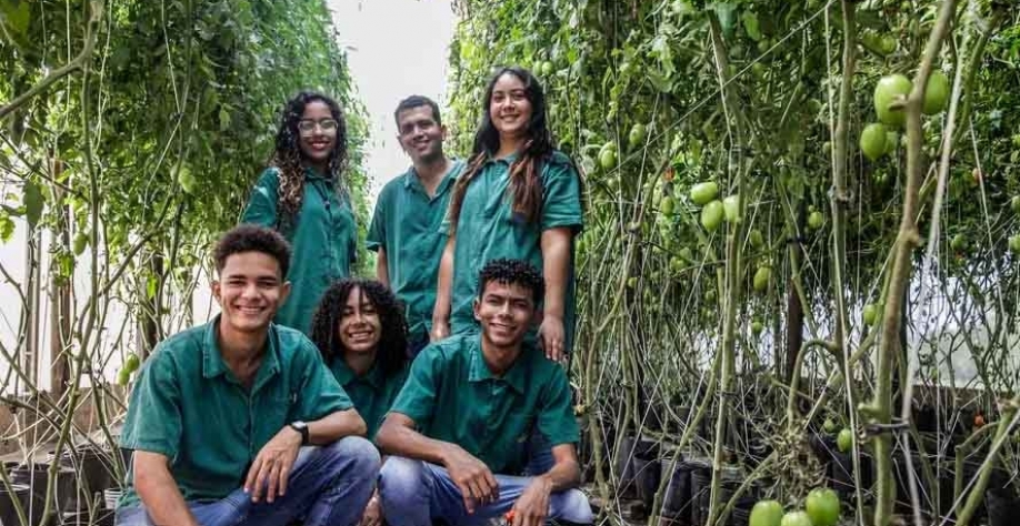 Grupo de alunos baianos da Etasa em Santa Rita do Passa Quatro (SP) — Foto: Divulgação